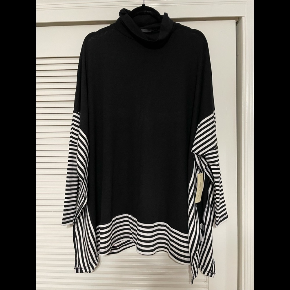 Doe&Rae black and white poncho, NWT, one size-plus